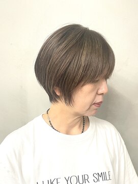 カラフェ(carafe) 丸みのあるショートボブ　白髪ぼかし　50代