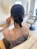 シー(she.) 三つ編みシニヨン 結婚式ヘア お呼ばれヘア
