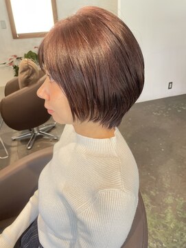 トナリ(tonari) ピンクベージュのツヤツヤショートボブ