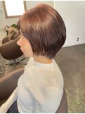 ピンクベージュのツヤツヤショートボブ