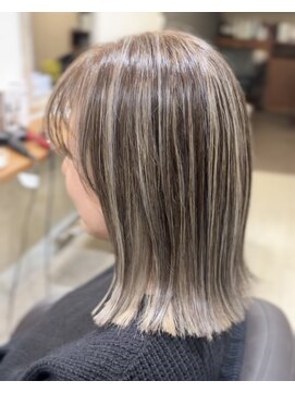 透明感×立体感を叶える白髪ぼかしハイライト