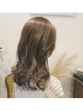 マウロア(MAULOA) “ミルキィベージュ ロングレイヤー 重軽ウェーブ”中西英美子