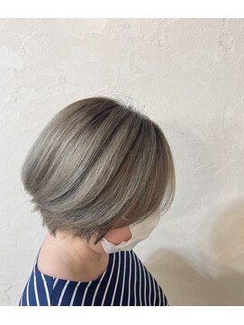 リノカヒリ(Lino kahili) シャドールーツ×ショートボブ♪