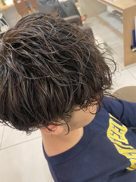 アイディー バイ ケンジ(id. by KENJE) 波巻きマッシュパーマ