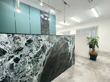 スリーセブン(Three seven)の雰囲気（大理石調の綺麗なレセプションでお出迎え♪）