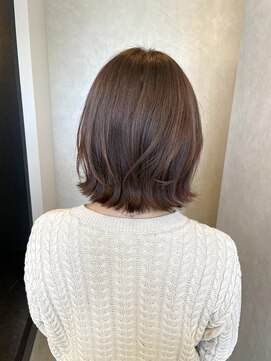 リア(lia) 外ハネスタイル&グレーベージュ