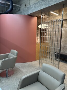 アイヘアー(Ay hair)の写真/【上質で洗練された空間】落ち着いた雰囲気の店内で、心地よいひと時を…。髪のお悩みも相談しやすい◎