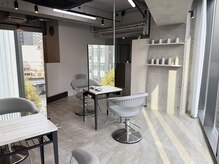 プール(pour.)の雰囲気(無機質なモノトーン基調の落ち着く空間で完全マンツーマン施術)