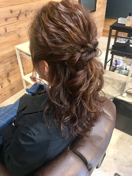 ネスタ ヘアー グラウンド(NESTA hair ground) ゆるふわハーフアップ