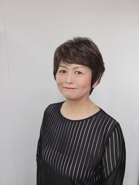 美容室来夢 自然な分け目のショートウィッグ