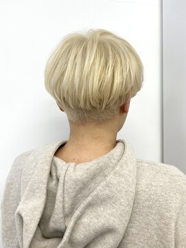 ユイツ 刈り上げマッシュショート×ホワイトブロンド