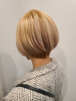 ヘアサロン フラット(hair salon flat)&nbsp;ハイトーンカラー×丸みショートブロンドカラー透明感