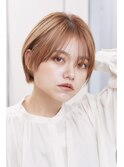 前髪長めなショートヘア