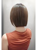 明るめベージュ切りっぱなしぱっつんボブ