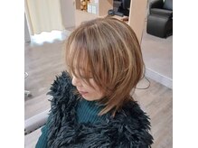 美容室 シェイク(SHAKE)の雰囲気（白髪を生かす白髪ぼかしハイライトも人気メニューの一つ）