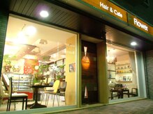 ヘアーアンドカフェ フラワー(Hair&Cafe flower)の雰囲気（木目調の大きな扉が目印―入ると左がcafe・右がヘアサロン♪）