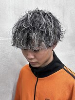 ダズルヘアーエイチ(DAZZLE hair H)&nbsp;尾崎指名/白メッシュ×波巻きパーマ