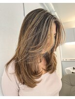 ノラ ウメダ(NORA UMEDA)&nbsp;フェイスフレーミング外国人風地毛ハイライトレイヤーカット