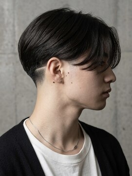 ヘッドストック(HEAD STOCK) 刈り上げセンターパートテーパーフェードリバースセンターパート