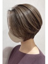 リム(RiM)&nbsp;30代40代黒髪ショートグレーベージュ前髪パーマ斜めバング