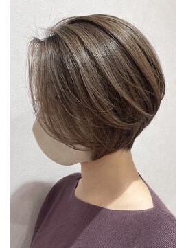 リム(RiM) 30代40代黒髪ショートグレーベージュ前髪パーマ斜めバング