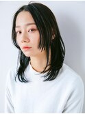 センターパートの暗髪ミディアム