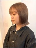 外ハネボブ　艶感　切りっぱなしボブ　ミルクティーベージュ