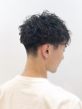 ティンク 天神(Tink)の写真/【メンズカット＋パーマ¥9900】お仕事で浮かない清潔感ある大人スタイルで好印象◎22時迄営業も嬉しい♪
