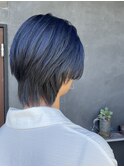 深みネイビーで魅せる、大人クールなショートヘア
