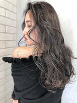 ヌイ 横浜(nui)&nbsp;ロングレイヤーチャコールアッシュ_毛先パーマことりベージュ