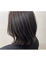 モーダアッカ(moda acca) 細めのハイライトとアッシュのダークトーン