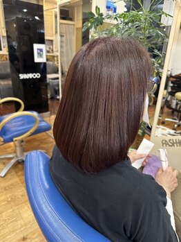 アミ美容室の写真/頻繁に染めるからこそ、頭皮と髪への優しさを重視。艶と透明感を与える上品な大人カラーをご提案