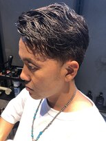 カレンズオブスタイル(CURRENNS OF STYLE) かき上げ フェードカット シルバーカラー