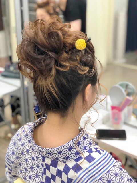 ヘアセット　高めの位置でカジュアルに。 浴衣にもドレスにも