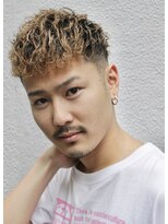 フランクスバーバー アンド ビアークラブ(FRANK'S BARBER and BEER CLUB) ツーブロックフェードソフトツイストベージュスペインカール