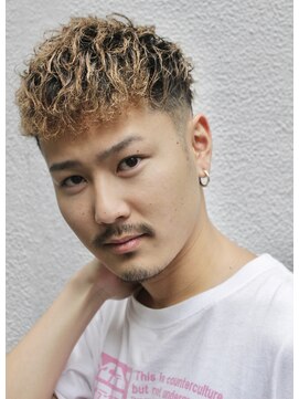 フランクスバーバー アンド ビアークラブ(FRANK'S BARBER and BEER CLUB) ツーブロックフェードソフトツイストベージュスペインカール