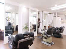 アトラクティブカットプレイス ジェイジェイ(Attractive Cut Place J.J)の雰囲気（大きい鏡で全体のバランスを考えたスタイルのご提案が可能♪）