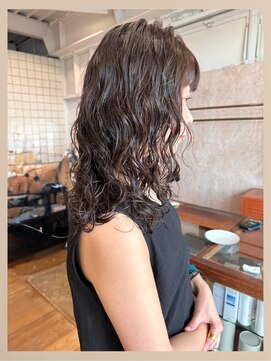 ヨイク(YOIKU) おおきめウェーブのロングパーマ