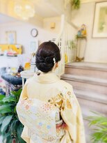 美容室 ティンカーベル きれいめシニヨンヘア