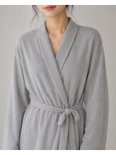 お客様にはお洋服が汚れないようガウンを着用していただいております。