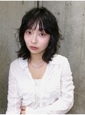 ダークグレージュのミディアムハッシュカット