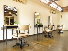 ヘア デザイン ルーシュ(HAIR DESIGN ruche)の雰囲気（広々とした解放感のある店内でゆっくり過ごせます♪）