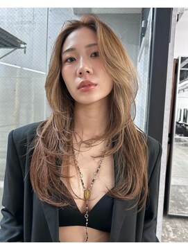 ピア ヤクイン(Pia Yakuin) レイヤーカット　ハッシュカット　ブラウンベージュ　ロングヘア