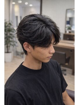 フェザーショートパーマ　メンズセンターパート