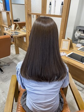 ジジ 宇都宮(Gigi) 黒髪/グレーベージュ/レイヤーロング/前髪パーマ/宇都宮鶴田