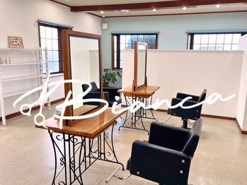 ビアンカ(BIANCA)の写真/【駅近×江北駅より車で5分】美容室が苦手な方も◎居心地の良い空間で気さくなスタッフがお出迎え♪