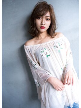 プラウド アッシュグレージュカラーと外ハネミディアムスタイル