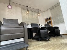 ヘアーメイク エクリュ(hairmake ecru)の雰囲気（白を基調とした落ち着いた雰囲気です。）