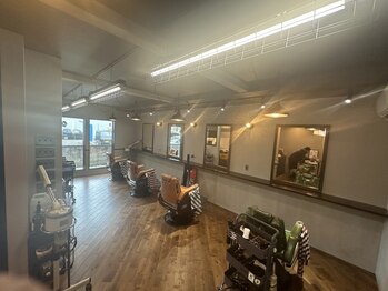 グランドセントラルストア(GRAND centralstore)の写真/【ワンランク上を目指す男のサロン】バーバーならではの繊細なカット&シェービング。大人なサロンタイムを