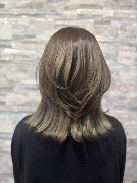 ブラウンベージュ×毛先グレージュの大人レイヤー